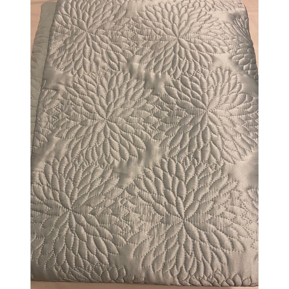 Dkny Bedding Dkny King Sized Floral Quilt Poshmark